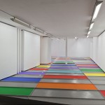 "A Paris floor / Un sol parisien" 2011 galerie Chez Valentin (moquette, cornières en aluminium, chaque rectangle 200 x 60 cm, hauteur cornières 3 cm, surface de la pièce variable)